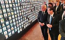 Frank-Walter Steinmeier und Isaak Herzog vor einer Installation, die die Opfer des von der Hamas ausgeführten Terror-Anschlags vom 7. Oktober zeigt (Archiv), über dts Nachrichtenagentur