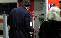 Reisender an einem Fahrkartenautomaten der Bahn (Archiv), über dts Nachrichtenagentur