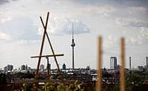 Dachterrasse in Berlin mit Blick auf den Berliner Fernsehturm (Archiv), über dts Nachrichtenagentur