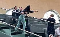 Besucherin st&ouml;rt Bundestagssitzung am 04.06.2025, &uuml;ber dts Nachrichtenagentur