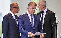 Friedrich Merz, Christian Sewing und Roland Busch am 21.07.2025, &uuml;ber dts Nachrichtenagentur