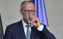 Friedrich Merz trinkt aus einem Glas Wasser - ohne Sprudel (Archiv), über dts Nachrichtenagentur