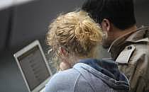 Frau und Mann am Computer, über dts Nachrichtenagentur
