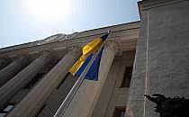 Ukrainische Flagge vor dem Parlament in Kiew (Archiv), über dts Nachrichtenagentur