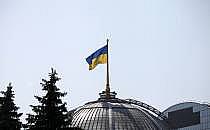 Ukrainische Flagge auf dem Parlament in Kiew (Archiv), über dts Nachrichtenagentur