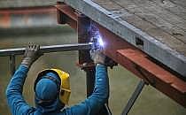 Schweißer bei der Arbeit (Archiv), über dts Nachrichtenagentur