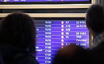 Passagiere vor Informationstafel am Frankfurter Flughafen, über dts Nachrichtenagentur