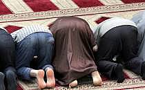 Gläubige Muslime beim Gebet in einer Moschee (Archiv), über dts Nachrichtenagentur