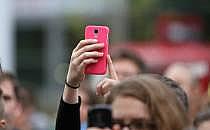 Frau mit Smartphone (Archiv), &uuml;ber dts Nachrichtenagentur