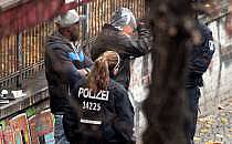 Polizei kontrolliert Drogendealer (Archiv), über dts Nachrichtenagentur
