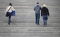 Drei Personen gehen eine Treppe hinauf (Archiv), über dts Nachrichtenagentur