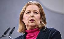 B&auml;rbel Bas am 18.11.2025, &uuml;ber dts Nachrichtenagentur