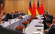 Friedrich Merz und Li Qiang am 23.11.2025, &uuml;ber dts Nachrichtenagentur